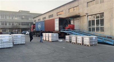 Оптерећење и отпремајте робу у контејнере
